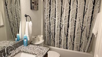 Nhà, 3 phòng ngủ, lò sưởi | Phòng tắm | Dầu gội