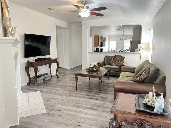 Living room - Entire Gorgeous Residential House,10 min From Fort Hood Airport (Killeen)