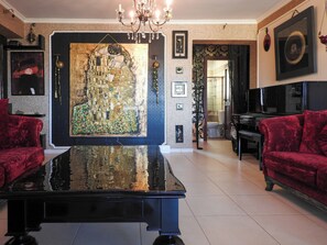Appartamento, 2 camere da letto, balcone, vista città | Area soggiorno