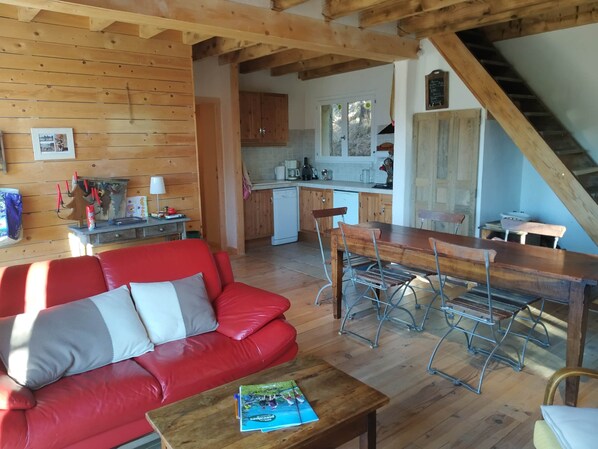 Téléviseur, foyer, lecteur de DVD, chaîne audio