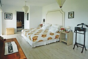 2 slaapkamers, een strijkplank/strijkijzer, reisbedje, internet