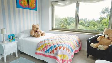 2 habitaciones, tabla de planchar con plancha, cuna de viaje y internet