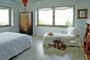 2 quartos, ferros/tábuas de passar roupa, berço de viagem