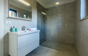Shower - Lovely home in Prodol (Prodol)