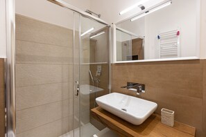 Douche, sèche-cheveux, bidet, serviettes fournies