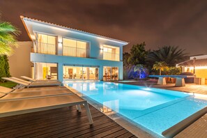 Una piscina climatizada, sillones reclinables de piscina