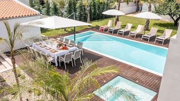 Relaxez-vous dans le vaste jardin avec piscine de la Villa Alba à Aroeira. Profitez de moments de loisirs et de tranquillité sous le soleil portugais.