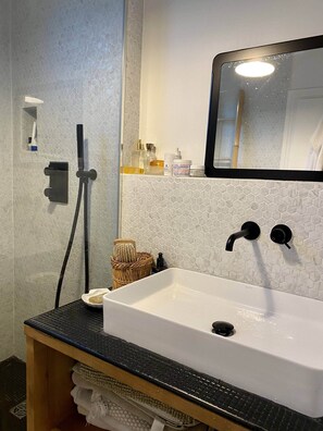 Douche, sĂšche-cheveux, serviettes fournies
