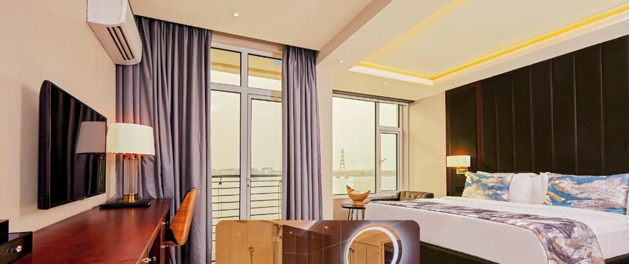 Una cassaforte in camera, una scrivania, postazione laptop