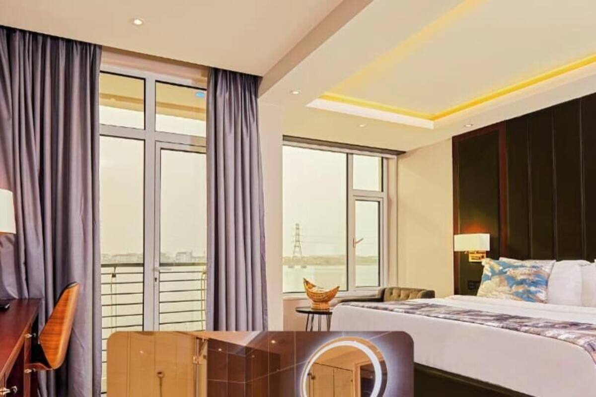 In-room safe, desk, laptop workspace, WiFi (free)