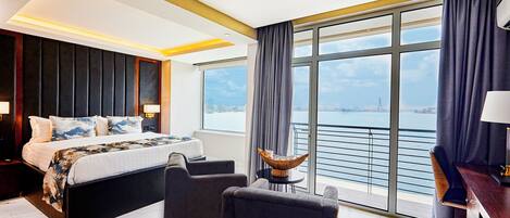 Stuga Executive - havsutsikt | Värdeförvaringsskåp på rummet, skrivbord och arbetsyta för laptop