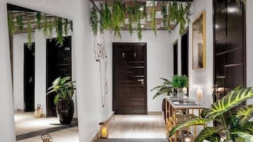 Couples treatment rooms, hot tub, steam room, hot stone massages