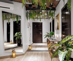 Couples treatment room(s), hot tub, steam room, hot stone massages - The Yacht Hotel (Lekki)