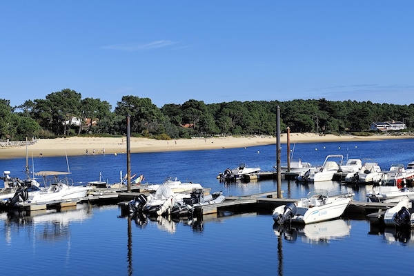 En face du petit port, la plage du Courant