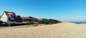 The Yellow Cottage on the hill central location in Framlingham