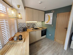 Fridge, oven, stovetop, coffee/tea maker - Luxury Studio Stay in Penzance (PENZANCE)