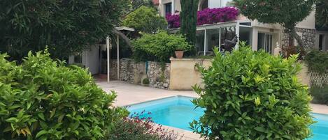 حمّام سباحة خارجي