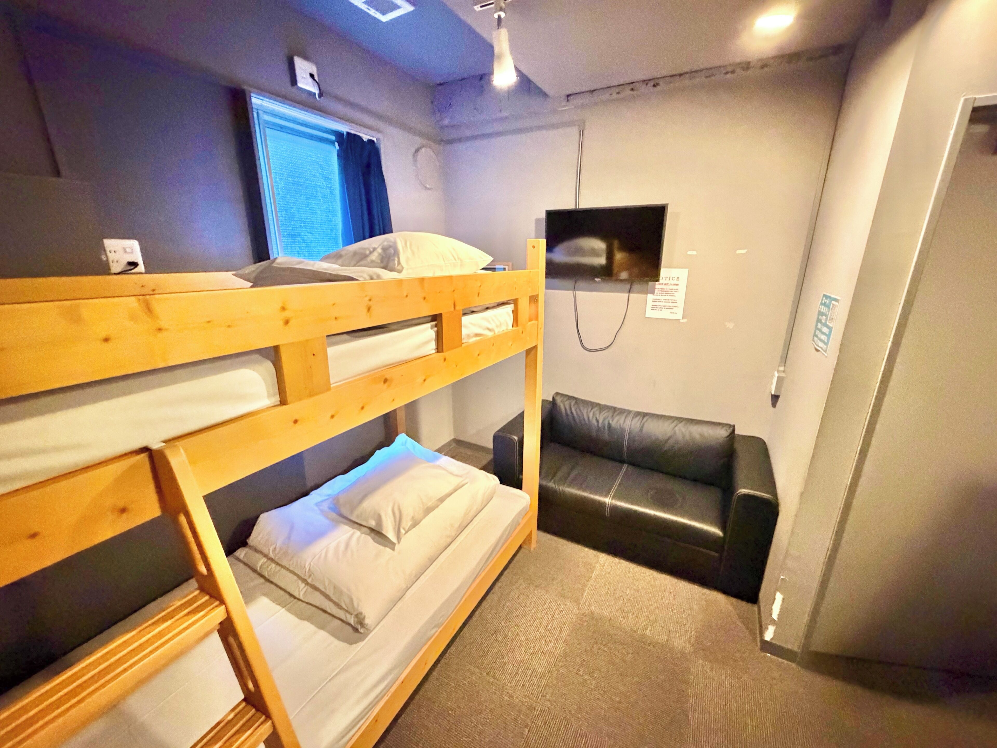 Habitación básica con 2 camas individuales, planta baja | Insonorización, wifi gratis y ropa de cama 