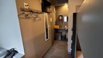 标准三人房 | 浴室 | 淋浴设施、免费洗浴用品、吹风机、拖鞋