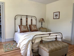 4 bedrooms, desk, iron/ironing board, free WiFi