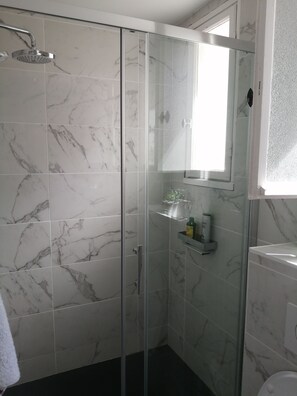 Shower, hair dryer, soap, toilet paper - Furnished studio Guéthary (basque coast)30m2-center village and beaches on foot **2023 (Guéthary)