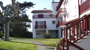 A two-story building with a stone pathway leading to the entrance. - Furnished studio Guéthary (basque coast)30m2-center village and beaches on foot **2023 (Guéthary)