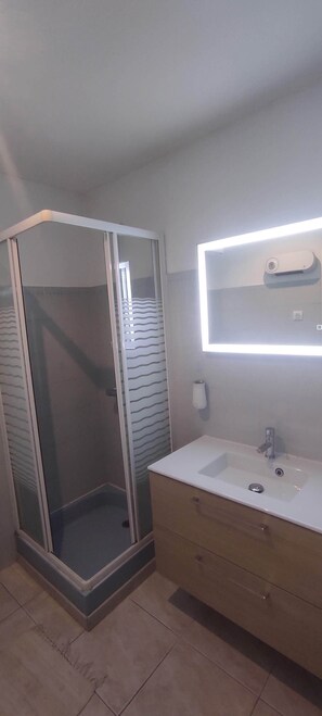 Dusche, Handtücher, Toilettenpapier