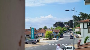 Straßenansicht mit Häusern, einem Casinoschild und geparkten Autos.