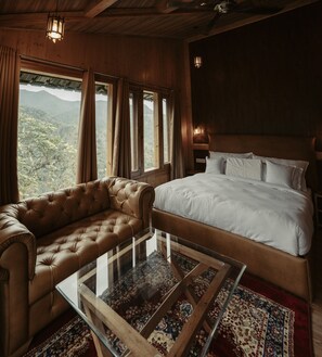 4 habitaciones, escritorio y tabla de planchar con plancha 