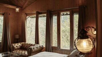 4 chambres, bureau, fer et planche à repasser, lit parapluie