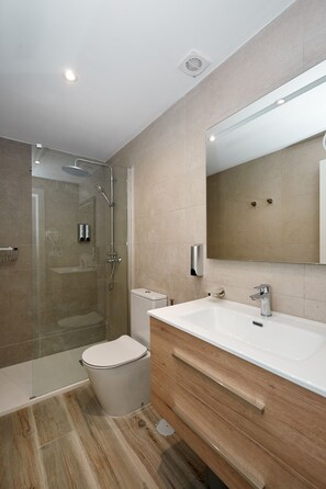 Habitación familiar, 1 habitación | Baño | Ducha, secador de pelo, toallas y jabón