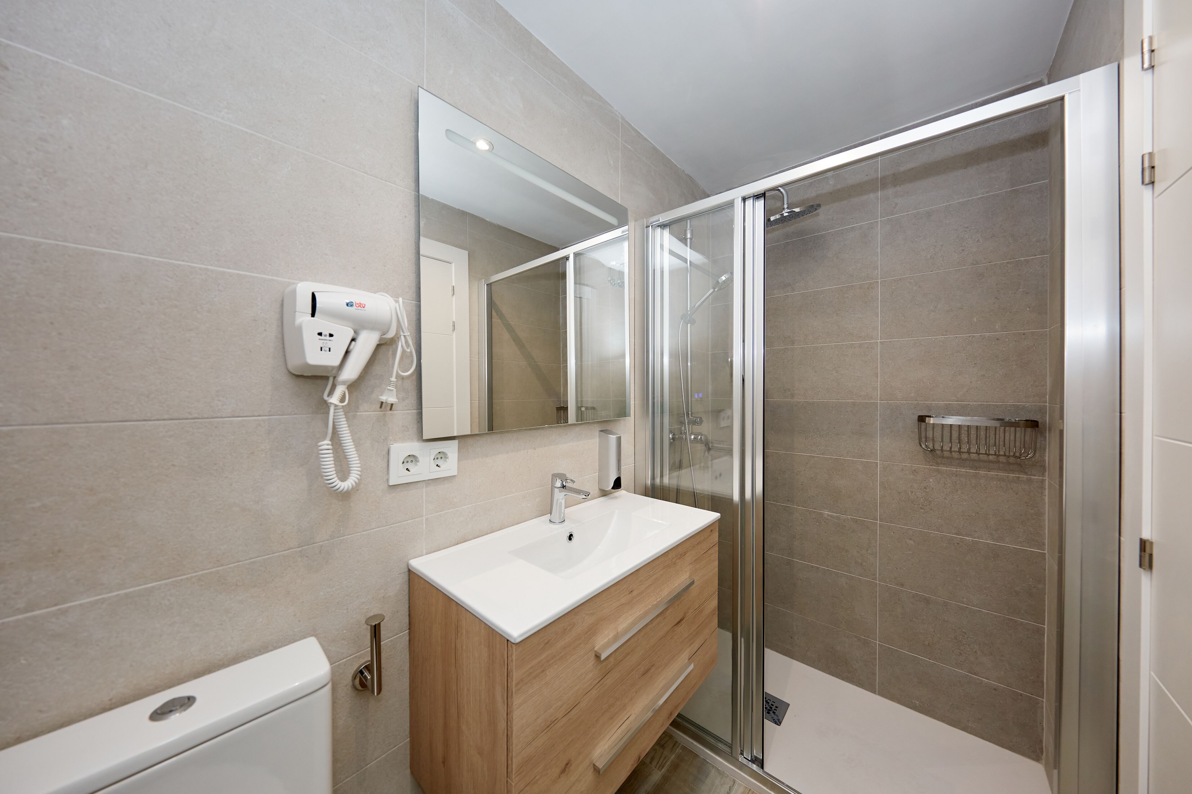 standard single room | bathroom | shower, hair dryer, towels, soap