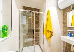 Dusche, Haartrockner, Handtücher