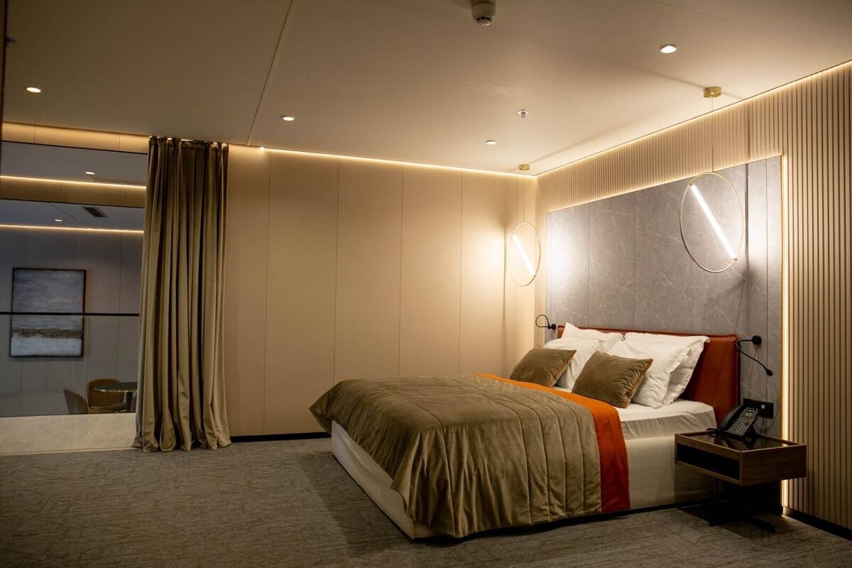 Studio Suite Deluks | Selimut bulu angsa, meja kerja, dan ruang kerja ramah laptop