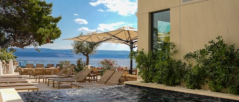 Piscine extérieure (ouverte en saison), parasols de plage