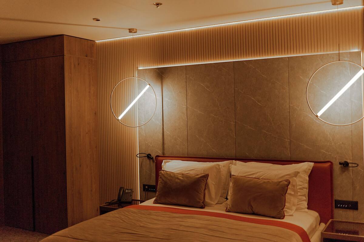 Studio Suite Comfort | Selimut bulu angsa, meja kerja, dan ruang kerja ramah laptop