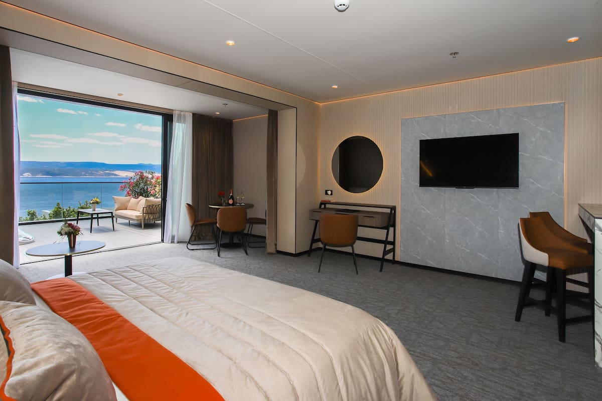 deluxe studio suite | 1 bedroom, down duvets, desk, laptop workspace