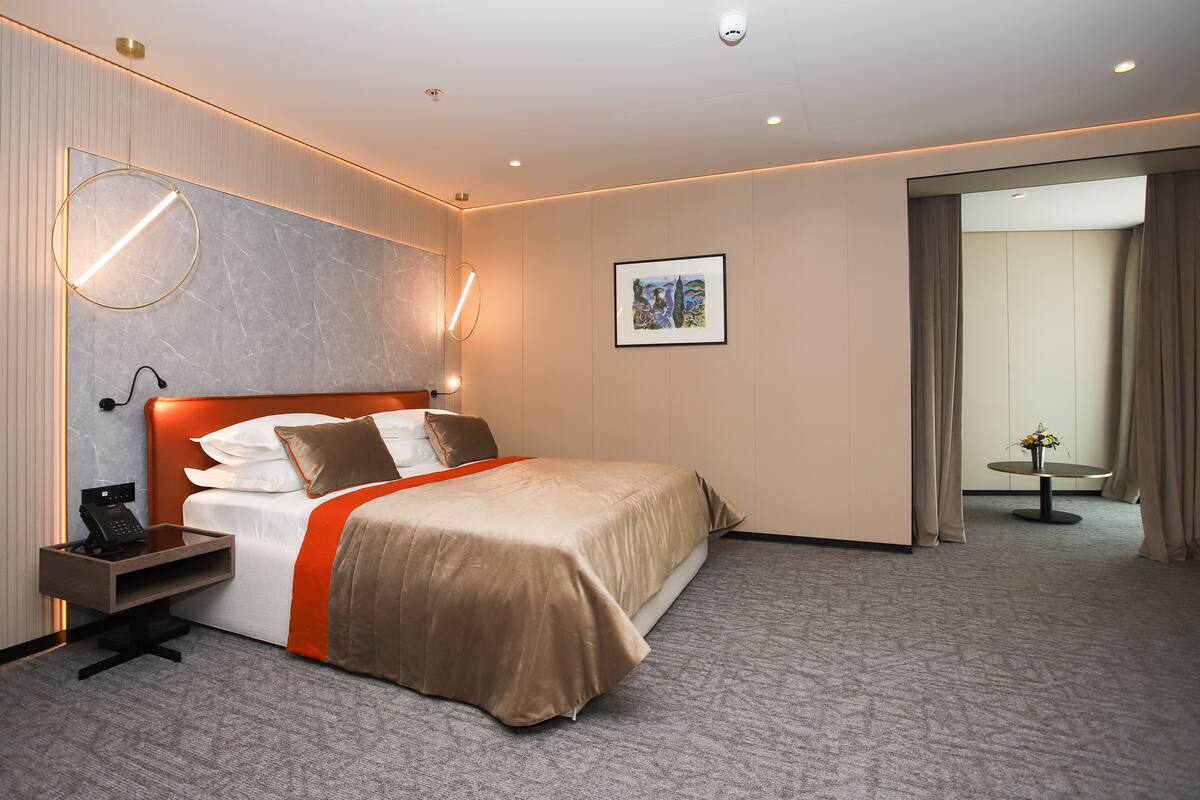 Studio Suite Comfort | Selimut bulu angsa, meja kerja, dan ruang kerja ramah laptop