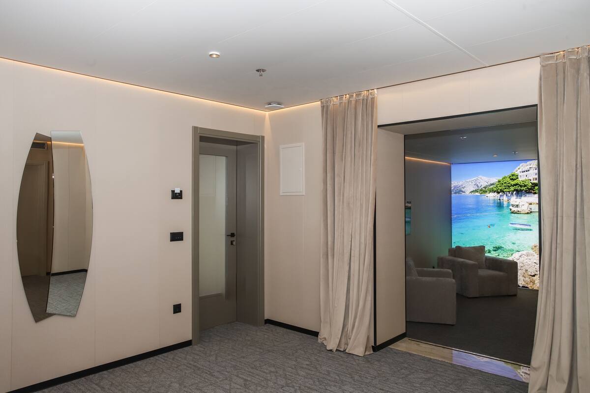 Suite Comfort | Selimut bulu angsa, meja kerja, dan ruang kerja ramah laptop
