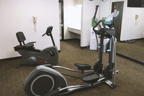 Gym - Norwood Inn & Suites Milwaukee (Milwaukee)