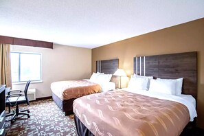 Desk, soundproofing, free cribs/infant beds, rollaway beds - Norwood Inn & Suites Milwaukee (Milwaukee)