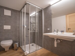 Shower, towels - Hotel Wasserfall (Jaun)