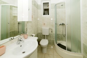Apartemen (A3) | Kamar mandi | Shower