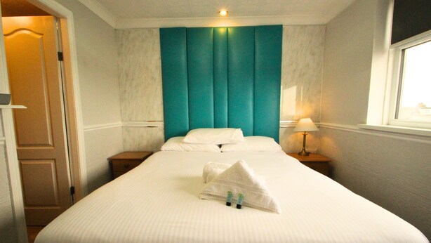 Superior Double Room (Private External Bathroom) | Premium bedding, Tempur-Pedic beds, iron/ironing board, free WiFi - OYO Abbey Lodge Hotel (Blackpool)