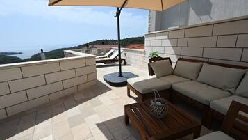 House | Terrace/patio