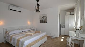 House | 3 bedrooms, iron/ironing board, free WiFi