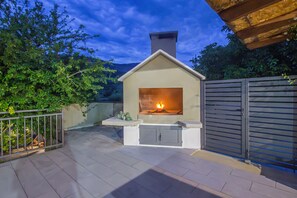 Outdoor spa tub - House Anavi (Omis)
