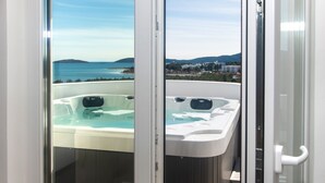 A hot tub with a view of the sea and hills. - Apartments Valeva Exclusive (Sibenik)