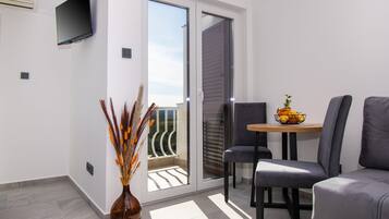 Apartment (A2) | Dining