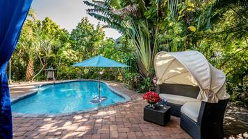 Alberca al aire libre y alberca climatizada